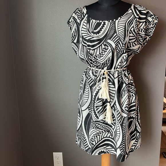 Forever 21 Dresses & Skirts - Forever 21 black/white dress